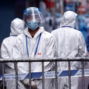 China im Lockdown, Mitglieder eines Desinfektionsteam