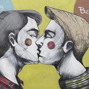 Zwei schwule junge Männer küssen sich, LGBT Porträt, Wandbild von Fotini Tikkou, Brüssel