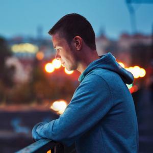 Mann an einem Balkon