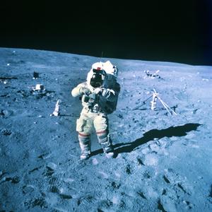 Der Kommandant der Apollo-16-Mission, John W. Young, installiert im April 1972 Meßinstrumente auf der Mondoberfläche. Am 16. April 1972 starteten die Astronauten.