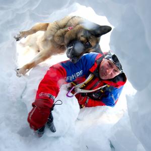 Bergretter Thomas Merkel und sein Lawinenhund «Jessy» suchen bei einer Übung der Bergwacht unterhalb der Alpspitze im Zugspitzmassiv in einer Schneehöhle nach einem potentiellen Lawinenopfer