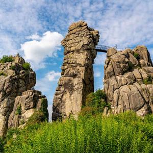 Externsteine im Teutoburger Wald (Bild: imago images/ Jochen Tack)