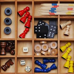Spielesammlung in einem Setzkasten