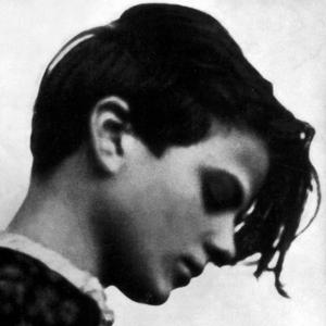 Sophie Scholl. Eine junge Frau mit kurzen Haaren schaut nach unten.