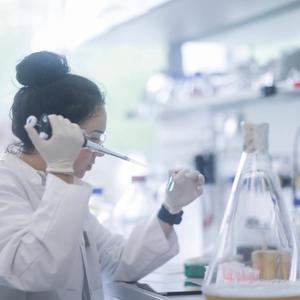 Junge Wissenschaftlerin in einem Labor: Nicht selten hangeln sich Doktoranden und Postdocs von einem befristeten Vertrag zum nächsten, werden schlecht bezahlt und müssen oft umziehen.