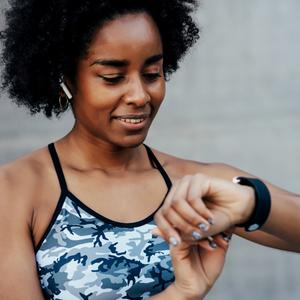 Frau mit Fitnesstracker