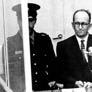 NS-Kriegsverbrecher Adolf Eichmann (2.v.l.) steht während seiner Vernehmung am ersten Prozesstag vor dem Bezirksgericht in Jerusalem (Archivfoto vom 11.04.1961).