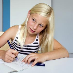 Kind schreibt Tagebuch