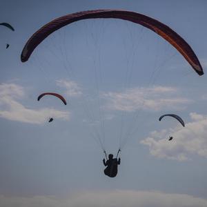 Paraglider während der Russian Paragliding Championship in Yutsa, Stavropol Territory.