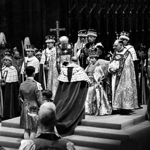 Der Herzog von Gloucester huldigt Ihrer Majestät, Königin Elizabeth II., nach der Krönungszeremonie in der Westminster Abbey am 2. Juni 1953