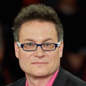 Der Palliativmediziner Sven Gottschling sitzt am 03.05.2017 in Hamburg nach der Aufzeichnung der Talkshow «Markus Lanz» auf der Bühne.