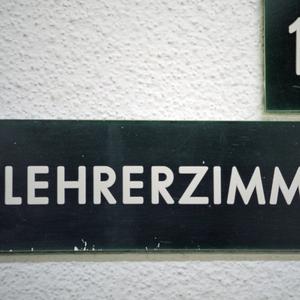 Ein Schild mit der Aufschrift "Lehrerzimmer" 