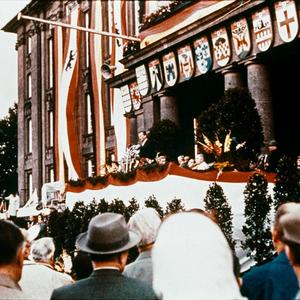 Protestkundgebung am Schöneberger Rathaus im August 1961 kurz nach dem Mauerbau. Der Regierende Bürgermeister Willy Brandt hält eine Rede.