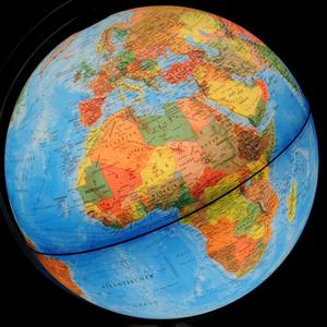 Eine beleuchtete Weltkugel mit Blick auf Afrika und Europa