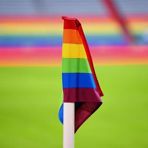 Am Erinnerungstags im deutschen Fußball, ist eine Regenbogenfahne an der Eckfahne in der Allianz Arena angebracht. Damit soll ein Zeichen gegen Diskriminierung gesetzt werden