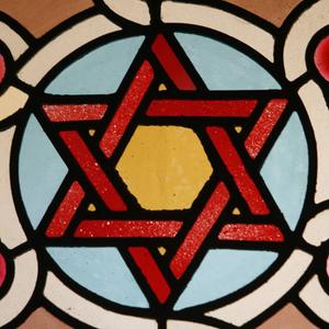 Davidstern in einem Buntglasfenster der Eldrige Street Synagogue in Manhattan / USA