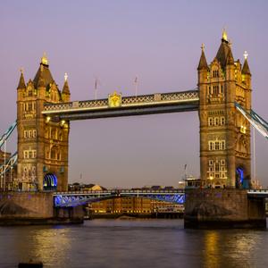 Blick auf die Tower Bridge in London (Foto: imago images / Jochen Tack)