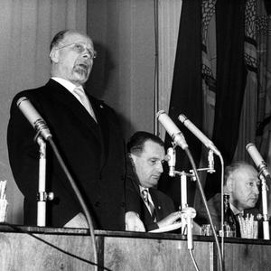 Der Staatsratsvorsitzende der DDR, Walter Ulbricht (links), auf der internationalen Pressekonferenz am 15. Juni 1961 im Haus der Ministerien in Ost-Berlin. Hier fiel sein berühmter Satz &#034;Niemand hat die Absicht, eine Mauer zu errichten&#034;, der nu