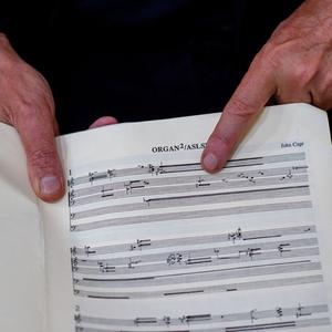 Rainer O. Neugebauer, Kuratoriumsvorsitzender der John-Cage-Orgel-Stiftung Halberstadt steht in der Burchardi-Kirche und hält die Patitur des Musikstücks "ORGAN2/ASLSP" von John Cage in den Händen