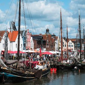 Blick auf den Hafen von Husum (Foto: imago images / Uwe Steinert)