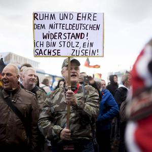Demonstranten mit Plakat &#034;Ruhm und Ehre dem Mitteldeutschen Widerstand. Ich bin Stolz ein Sachse zu sein&#034; am Tag der Deutschen Einheit am 3. Oktober 2018 in Berlin