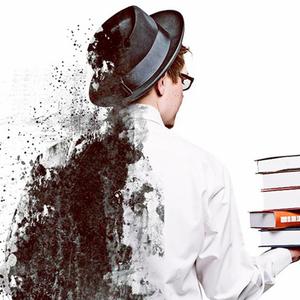 Junger Mann mit Büchern in der Hand