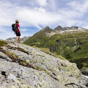 Der Sonntagskarbach in den Schladminger Tauern und eine Wanderin 