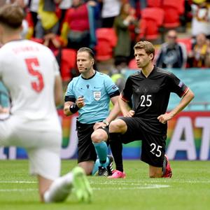 Niederknien gegen Rassismus Thomas MUELLER r. (MvÉ¬ºller, GER) und Schiedsrichter Danny MAKKELIE (NED) Achtelfinale, Spiel M44, England (ENG) - Deutschland (GER), am 29.06.2021 in London/ Grossbritannien.