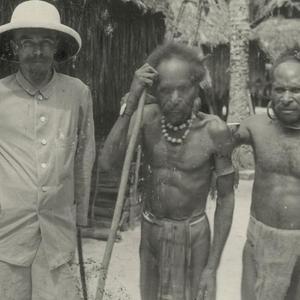 Neuguinea, Deutscher Kolonist mit zwei indigenen Männern / Foto vor 1897