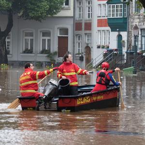 Ein Boot der Deutschen Lebens-Rettungs-Gesellschaft (DLRG) ist bei Hochwasser im unterwegs