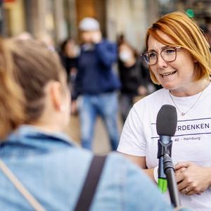 Hamburg, 19. September 2020 - Selina Fullert am Rande der Demonstration der Initiative Querdenken 40 