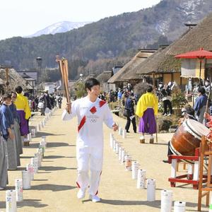 Ein Läufer trägt die Olympische Fackel durch die Stadt Shimogo in der Präfektur Fukushima im Nordosten Japans.