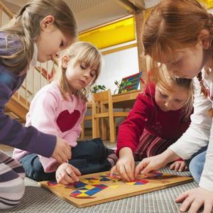 Kinder spielen zusammen