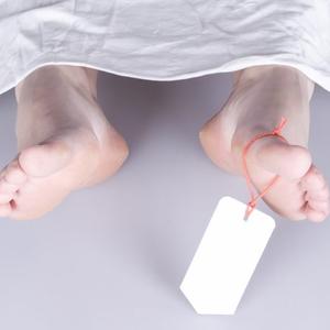 Symbolbild: Füße mit Zettel