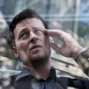 Ein Mann steht am 17.10.2017 in einem Buerogebaeude in Berlin im Fahrstuhl und faesst sich gestresst an die Stirn (gestellte Szene).