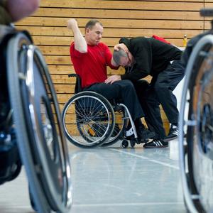 Behinderte im Rollstuhl beim Kampfsport