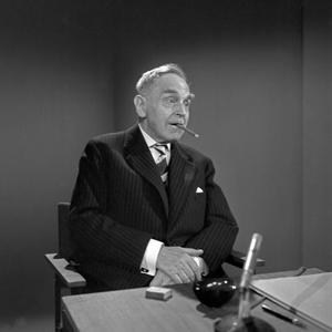 Otto Hahn anlässlich eines Gesprächs mit Heinz Haber (nicht im Bild) in Hamburg, um 1962