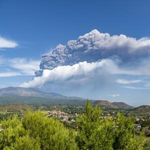 CATANIA, ITALIEN - 21. SEPTEMBER: Der Vulkan Ätna spuckt Rauch aus Treacastagni am 21. September 2021 in Catania, Italien, drei Wochen nach dem letzten Eruptionsereignis. Erneut ist der Südostkrater ausgebrochen, die höchsten Jets der Lavafontäne habe