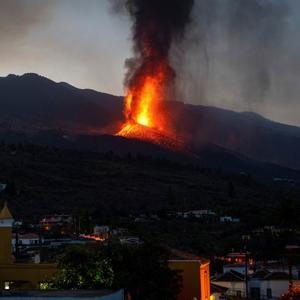 Lava fließt auf der Insel La Palma. Experten zufolge könnten der Vulkanausbruch und seine Folgen bis zu 84 Tage andauern. | Aktuell