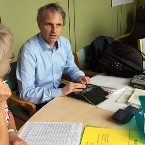 Christof Müller bereitet mit seiner Lese-Assistentin Frau Pfenning den Unterricht vor