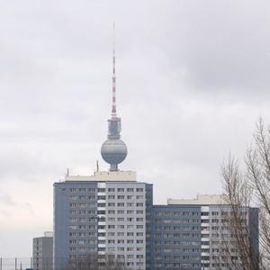 Berliner Fernsehturm hinter Hochhäusern