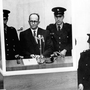 Adolf Eichmann auf der Anklagebank