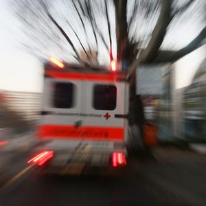 Ein Notarztwagen in der Bewegung.
