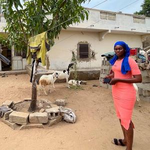 Thioro Ngom, auszubildende Elektrikerin, in ihrem Dorf im Senegal
