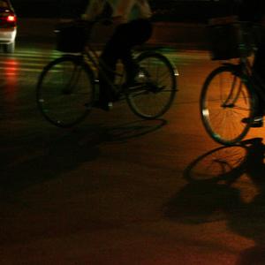 Radfahrer an einer Straße.