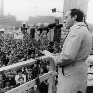 Hunderttausende Bürger beteiligten sich an einer Demonstration am 4. November 1989, zu der Ost-Berliner Kunst- und Kulturschaffende eingeladen hatten. Nach der Protestdemonstration durch das Zentrum von Ost-Berlin ergriff während des Meetings auf dem Al