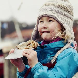 Mädchen isst Crêpe