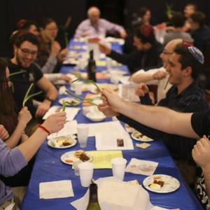 Junge Juden bei einem Pessach-Fest