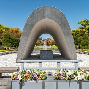 Kenotaph für die Opfer der Atombombe im Zentrum des Friedensparks Hiroshima