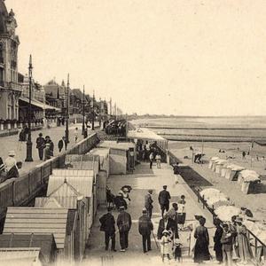 Die Promenade von Cabourg in der Normandie um 1900